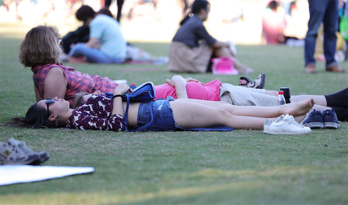 No986 墨镜女孩在脱了鞋在草坪上舒展躺平了