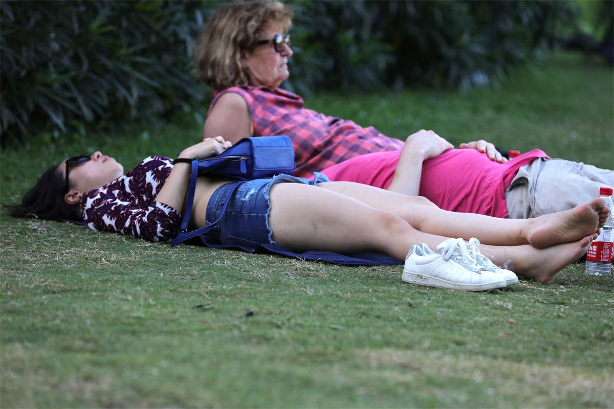 No986 墨镜女孩在脱了鞋在草坪上舒展躺平了