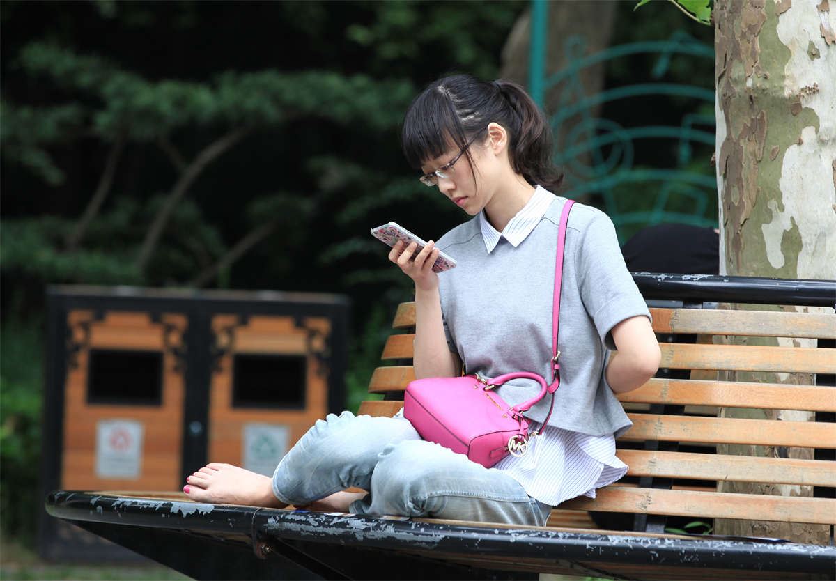 No643 因我的左右骚扰，破坏了女神恬静的露脚休憩时光