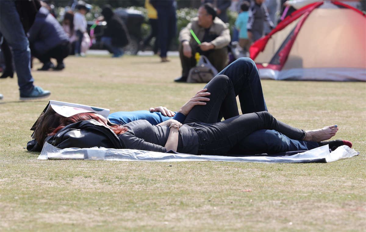 No1017 恋爱中缠绵的女孩，旁若无人，瘦长美足独领草地风骚 第3套