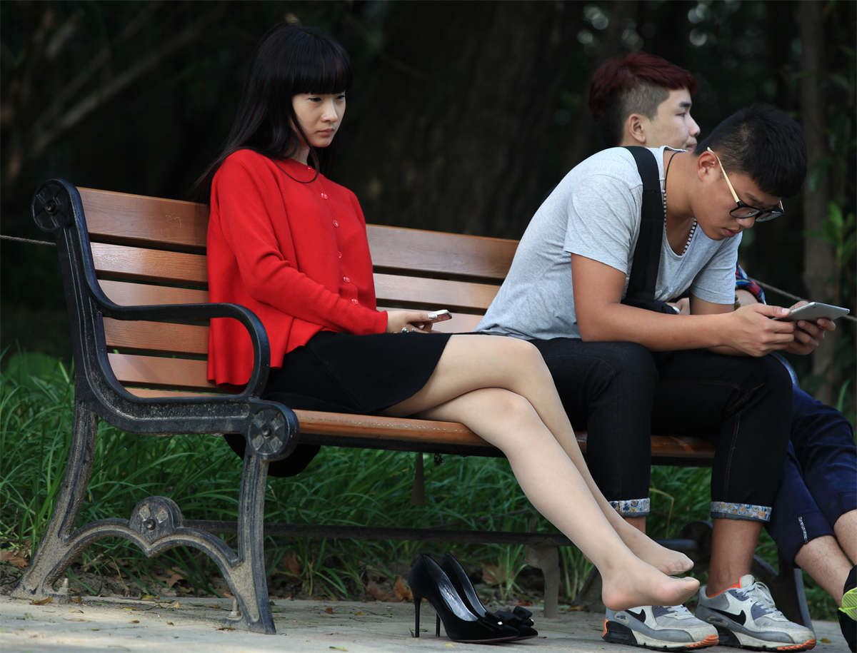 No575 长丝小美女在僻静长椅上脱下了高跟鞋