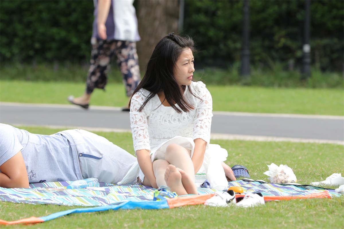 No1037 气质非凡的美妇在白裙长丝的衬托下宛如少女般清新