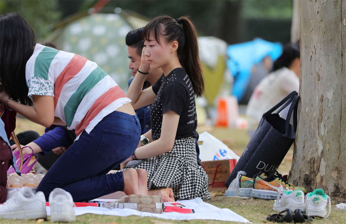 No1047 漂亮女孩露脚太少，硬生生毁了一套大作