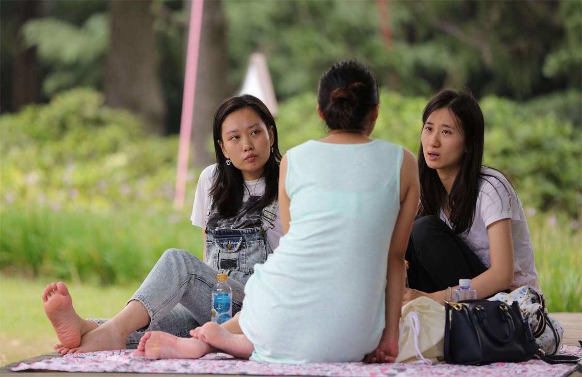 No1046 漂亮女孩丝足动作再含蓄，也让一旁奔放的裸足沦为背景