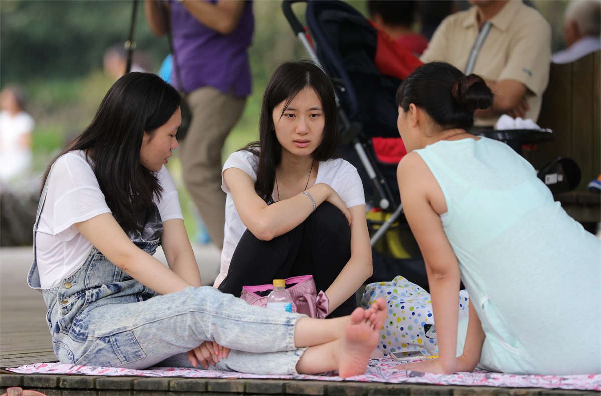 No1046 漂亮女孩丝足动作再含蓄，也让一旁奔放的裸足沦为背景