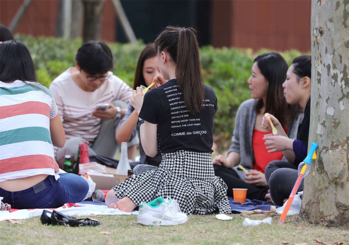 No1047 漂亮女孩露脚太少，硬生生毁了一套大作