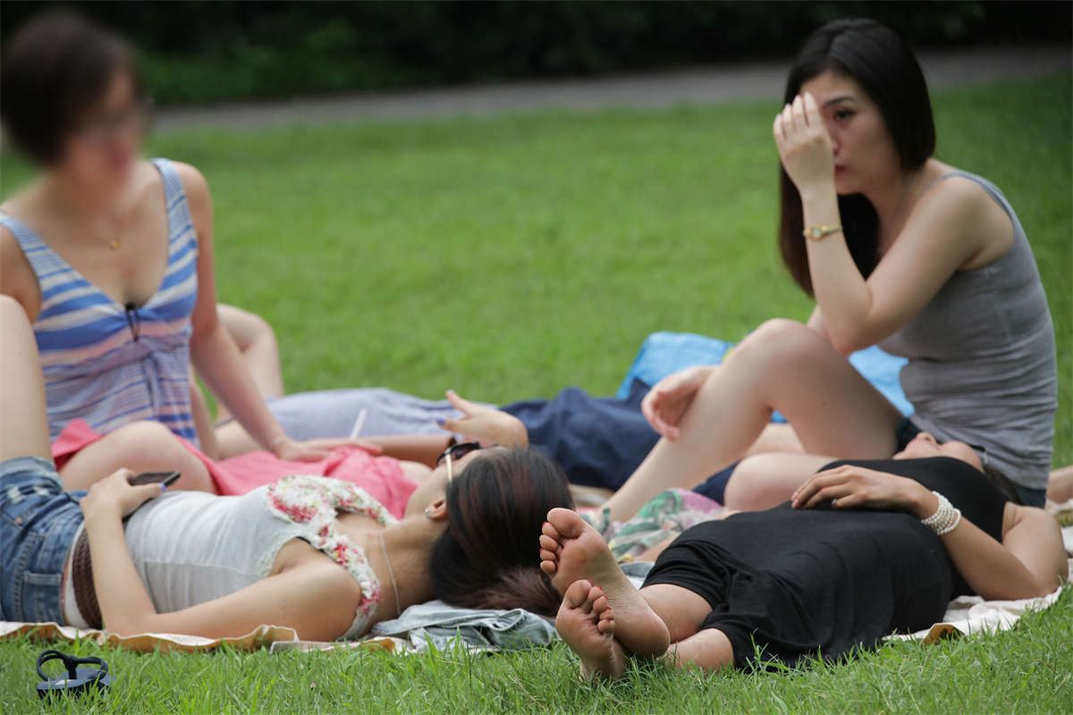 No514 四女环绕一男，挑俩重点拍摄