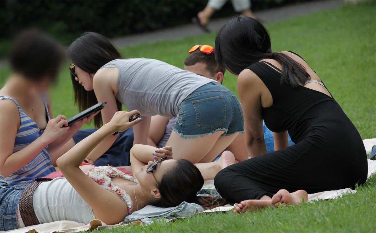 No514 四女环绕一男，挑俩重点拍摄