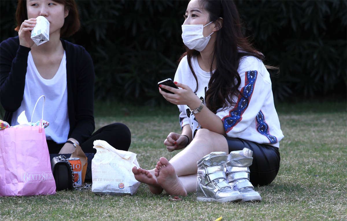 No1093 草地上两闺蜜展示修长白N的长腿 第1套