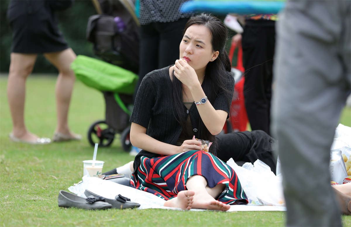 No1098 草地上的气质女孩或躺或坐多姿势解锁 第3套