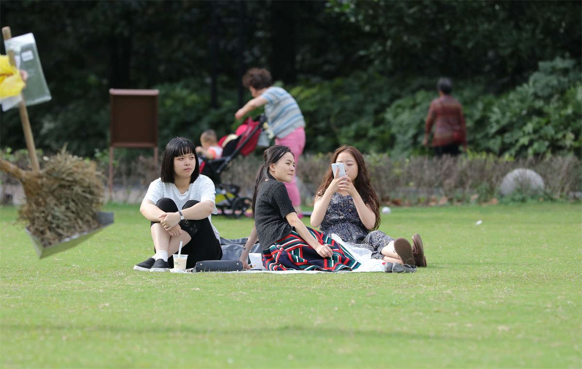 No1099 草地上的气质女孩或躺或坐多姿势解锁 第2套