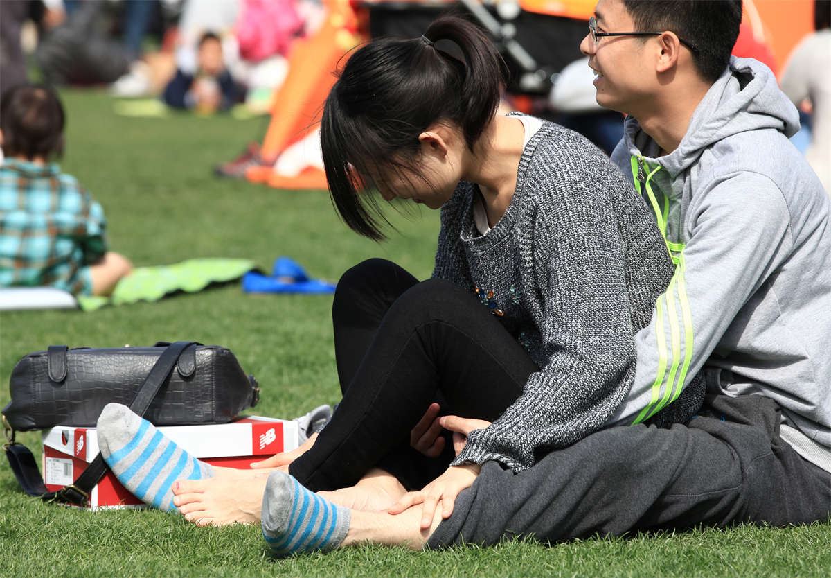 No1103 被男友怀抱着不停抬脚撒娇的女孩