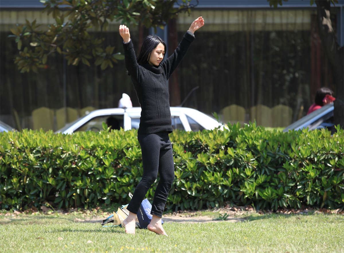 No1109 赤足少妇竟然独自起舞，这是什么情况？