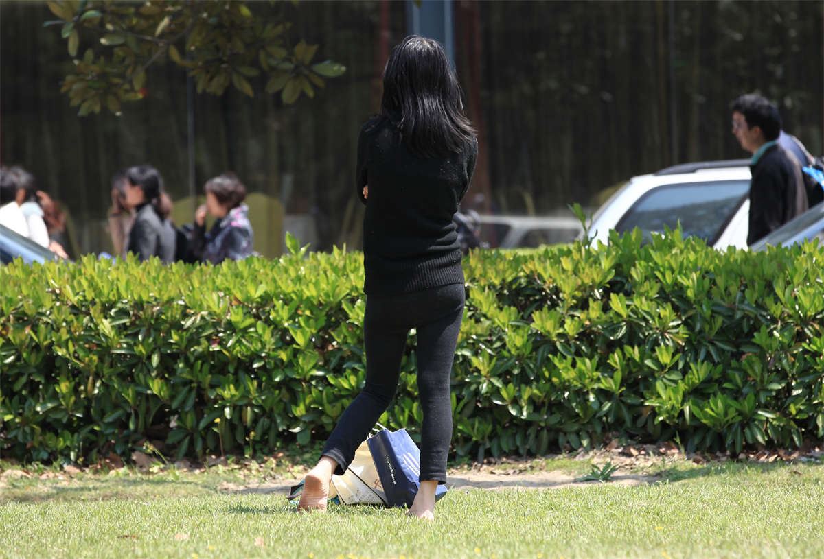 No1109 赤足少妇竟然独自起舞，这是什么情况？