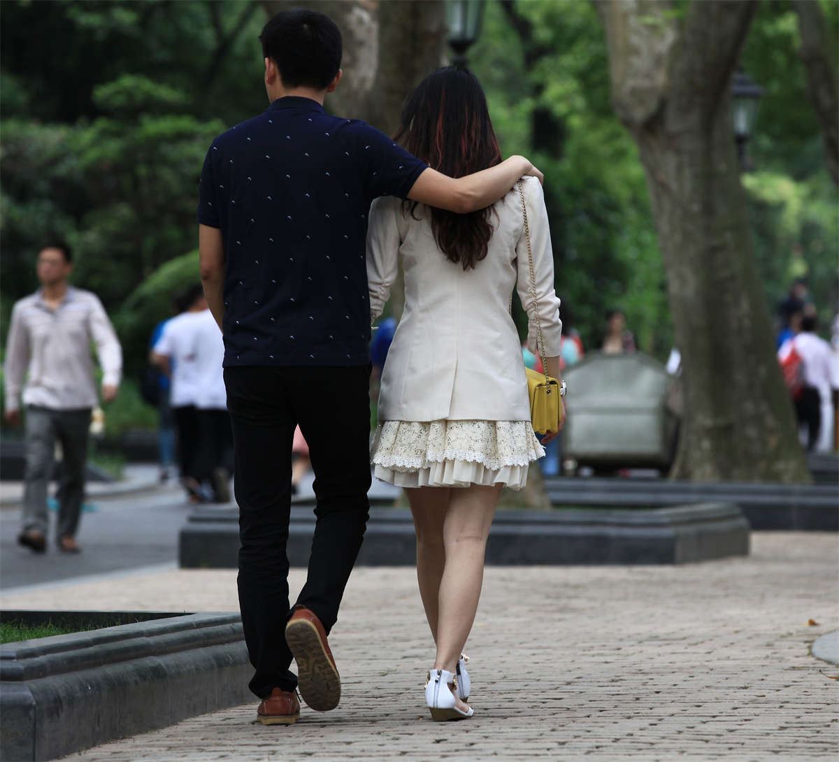 No1133 长椅上自拍的女孩