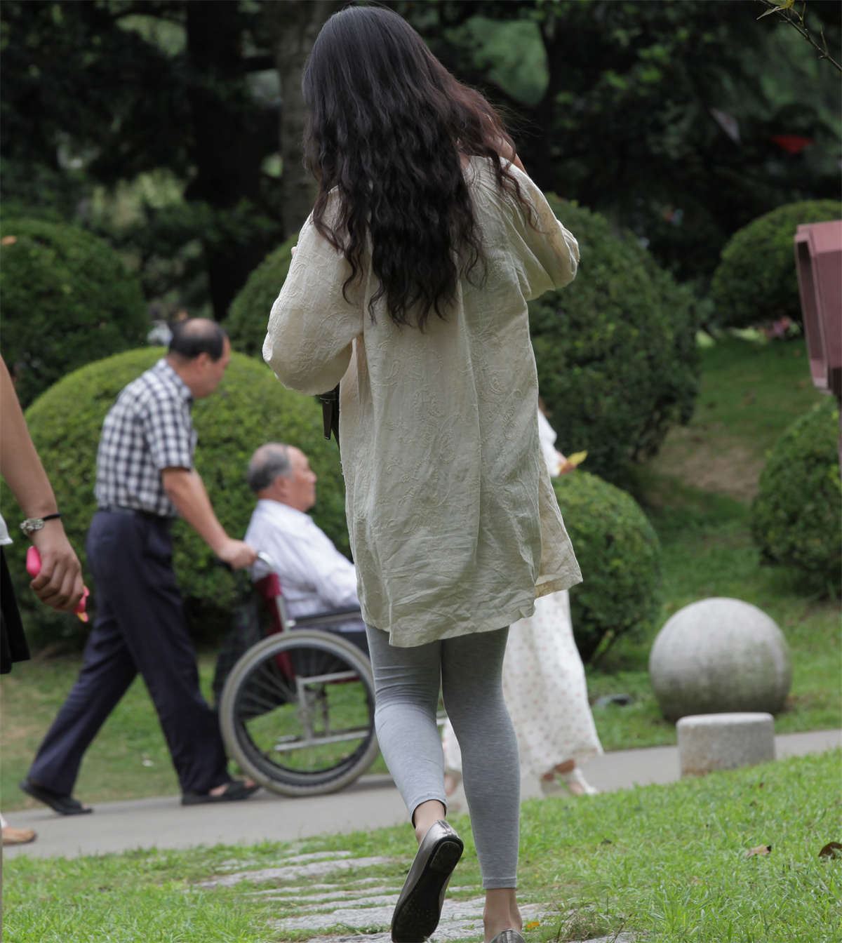 No428 迷人少女脱鞋后，羞涩抱膝坐长椅