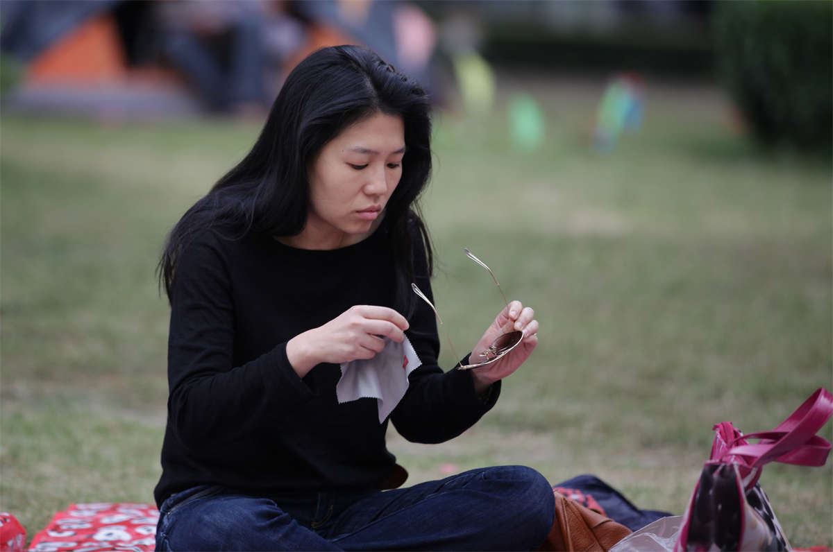 No404 苦等身姿和脚型都很修长的美女醒来