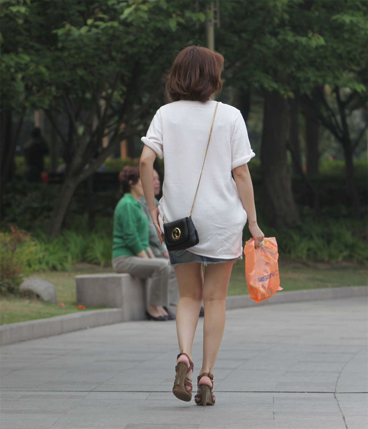 No411 凉鞋的细带挡不住这双精致美足的风采