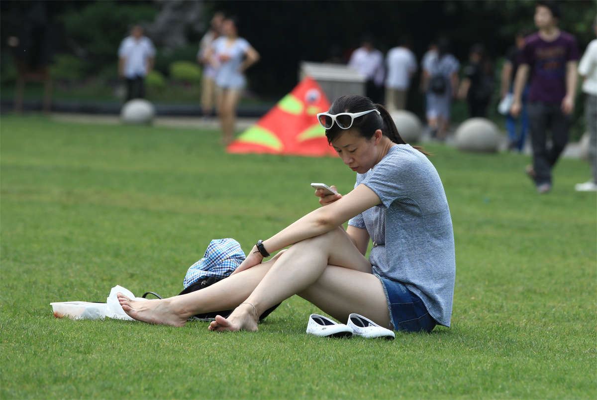 No1177 少妇大白脚既然露的纯粹，就要拍的彻底