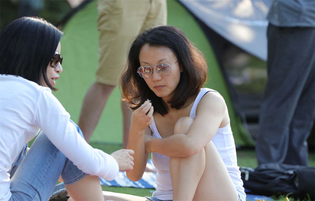 No1201 清凉美少妇盘腿而坐，一双玉足接近无瑕