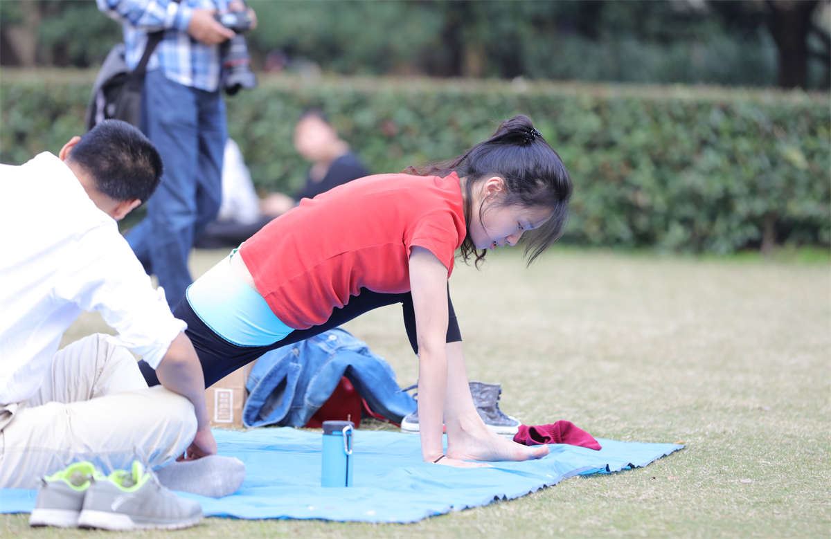 No1235 修长美女倾情演绎高难度瑜珈专场 第1套