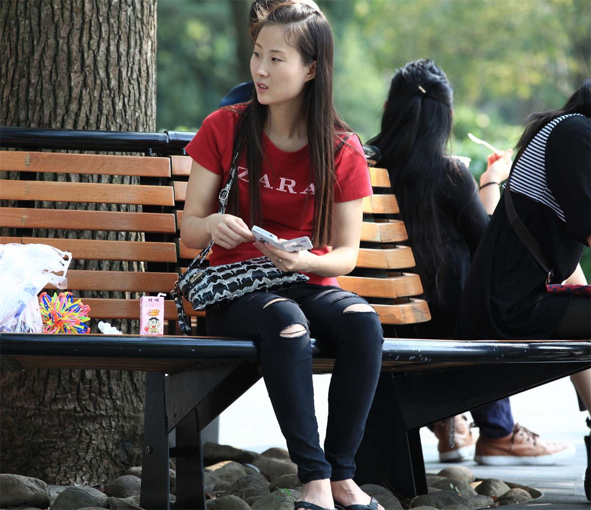 No1242 小媳妇的坡跟人字拖，欲脱未脱