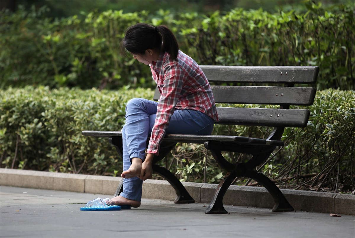 No1204 清秀女孩一边抠脚一边看书的姿势也真是让人醉了