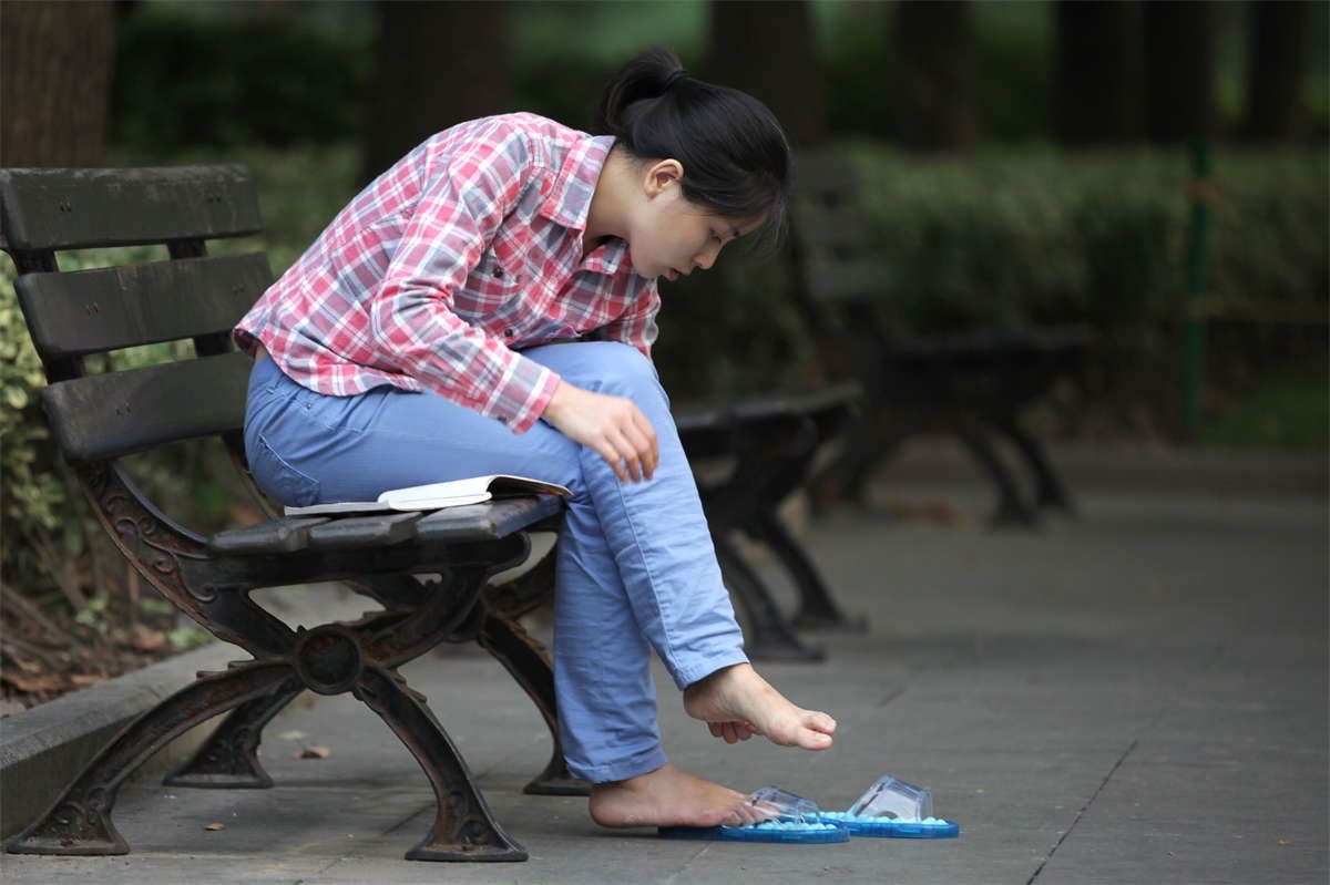 No1204 清秀女孩一边抠脚一边看书的姿势也真是让人醉了