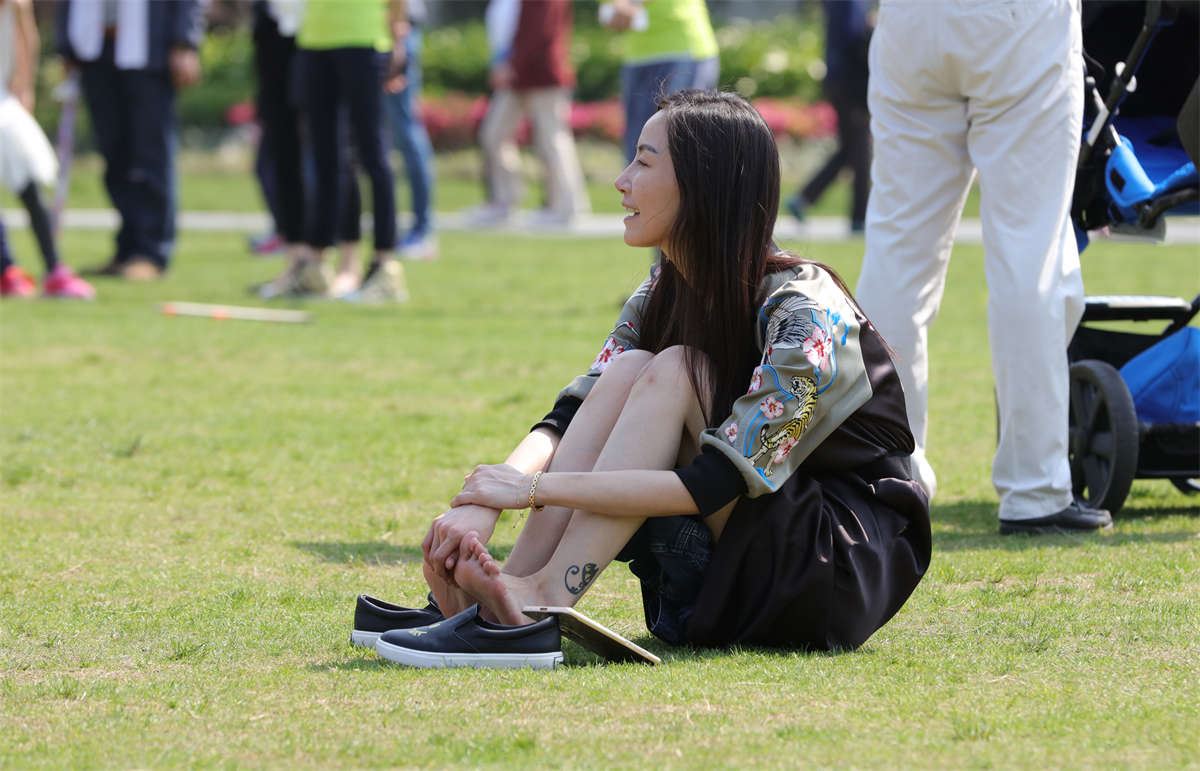 No1216 清纯甜美的长发少妇，当众抠脚也意境唯美
