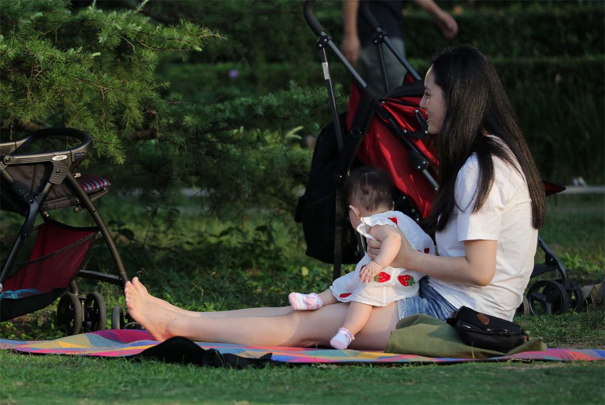 No1218 温柔少妇盘腿露出足底