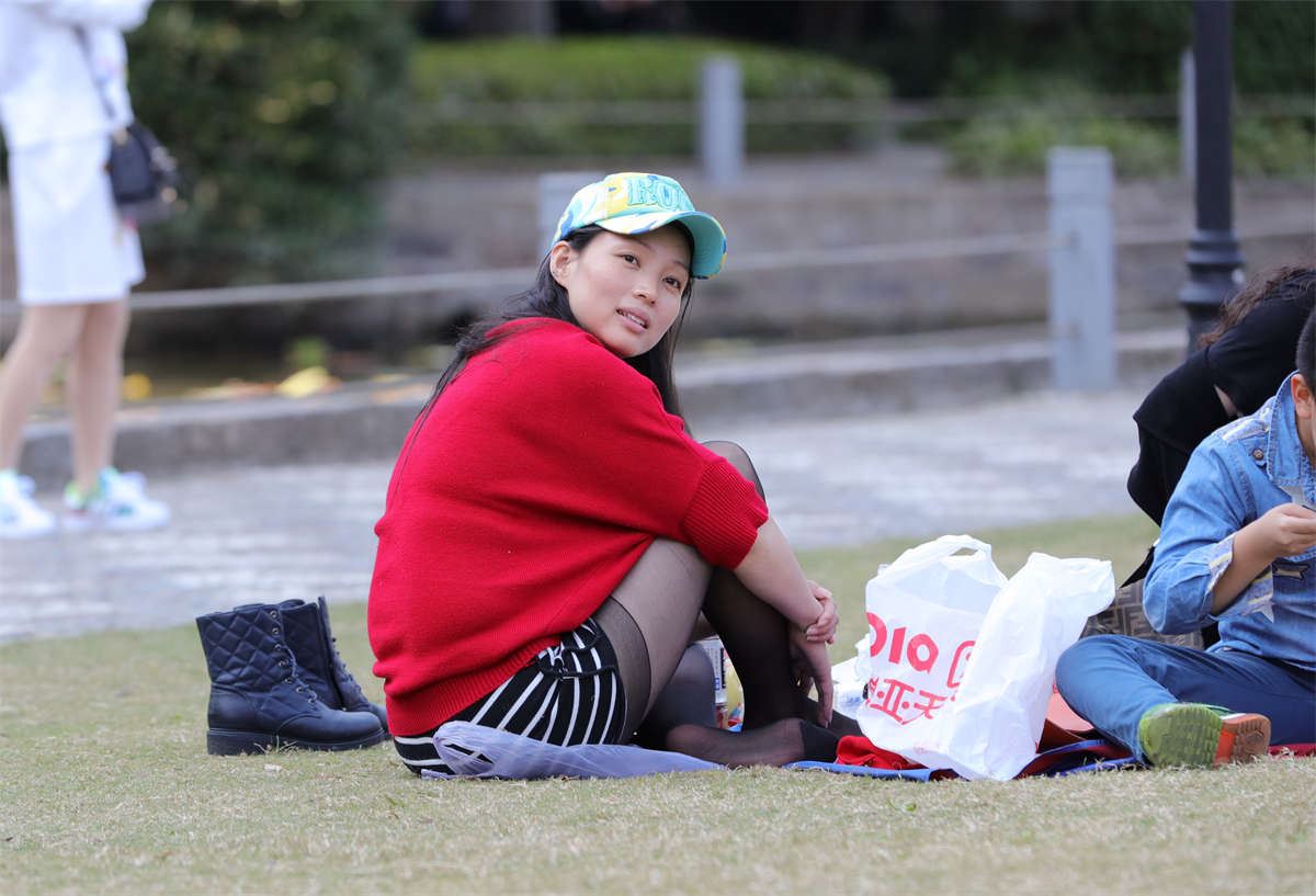 No1221 甜美型红衣少妇的一袭黑丝让性感指数飙升 第1套