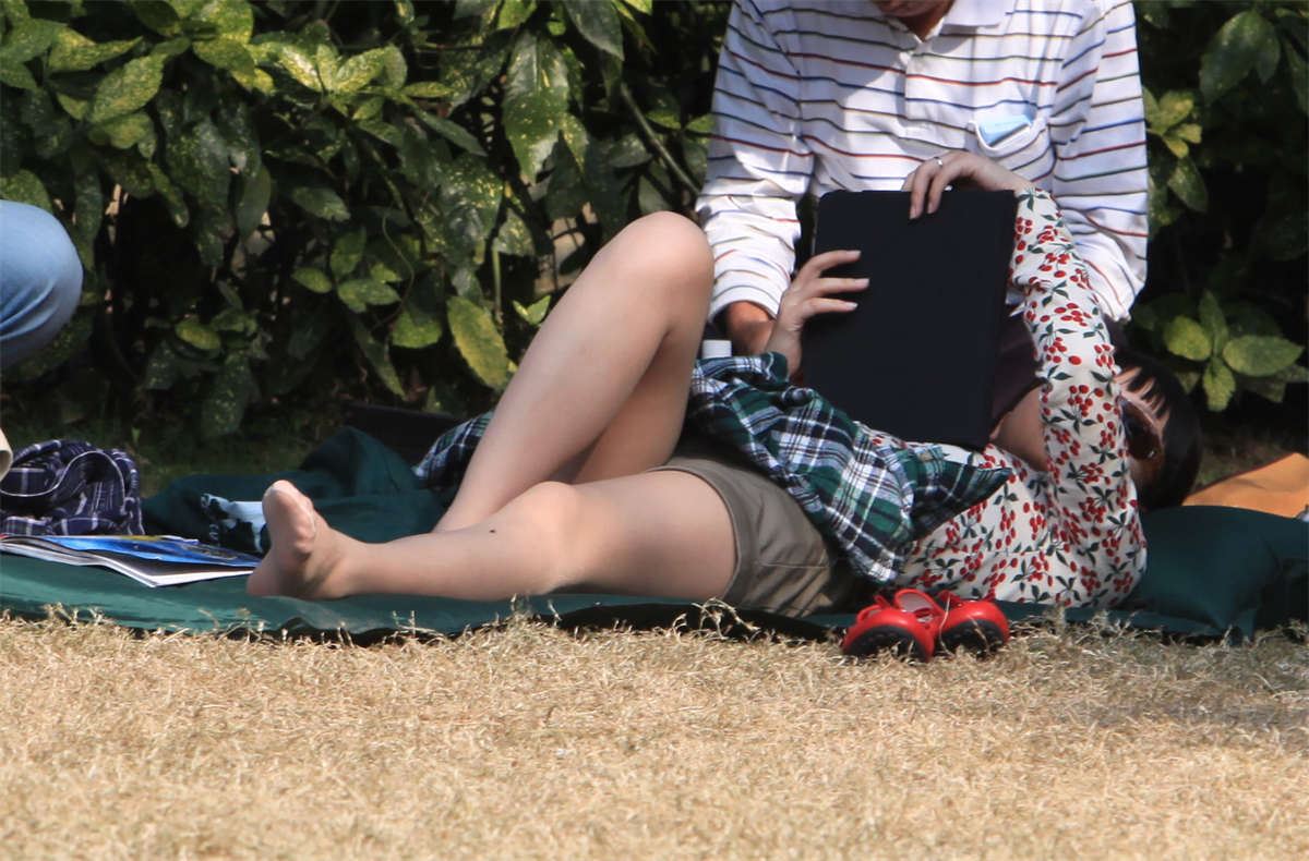 No366 红鞋长肉丝，女孩最后脱了鞋给男友踩背
