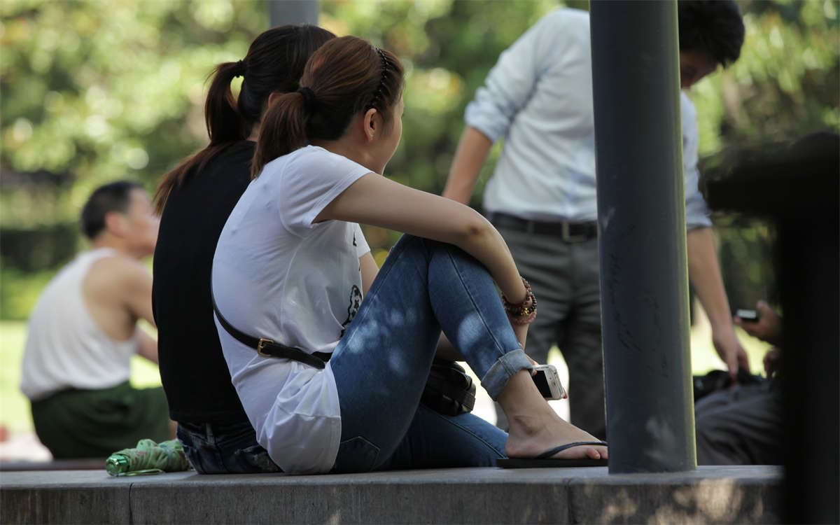 No381 2女小憩图
