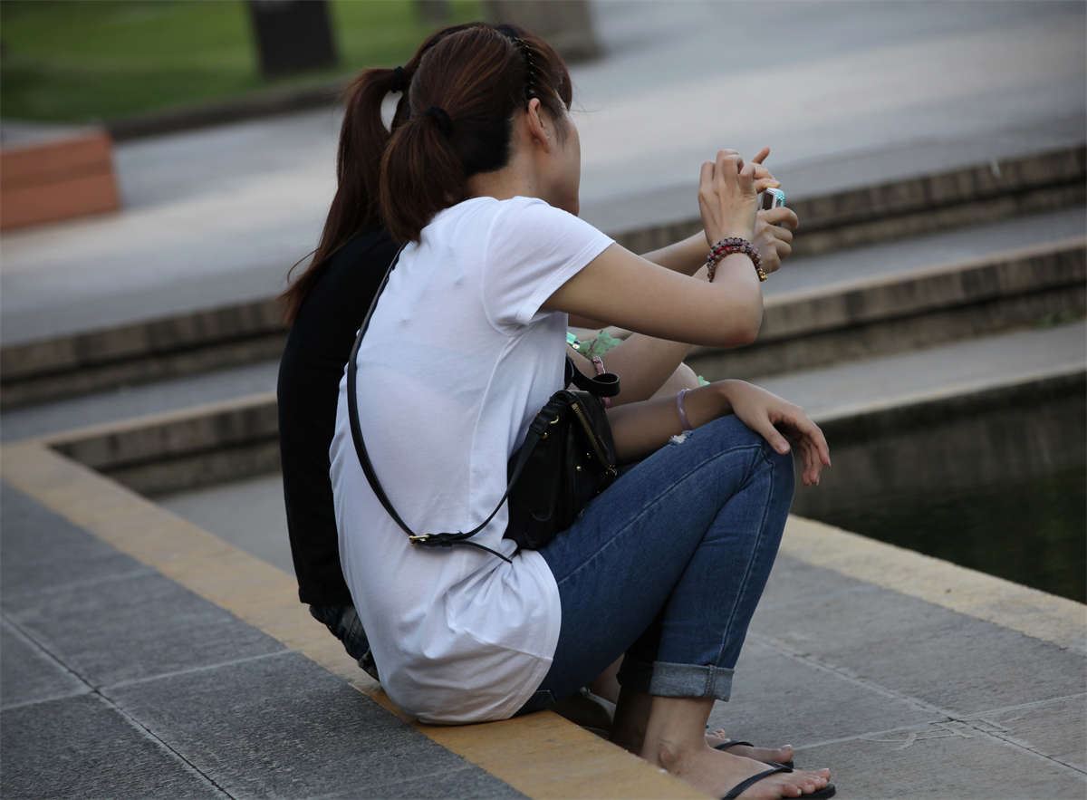 No381 2女小憩图