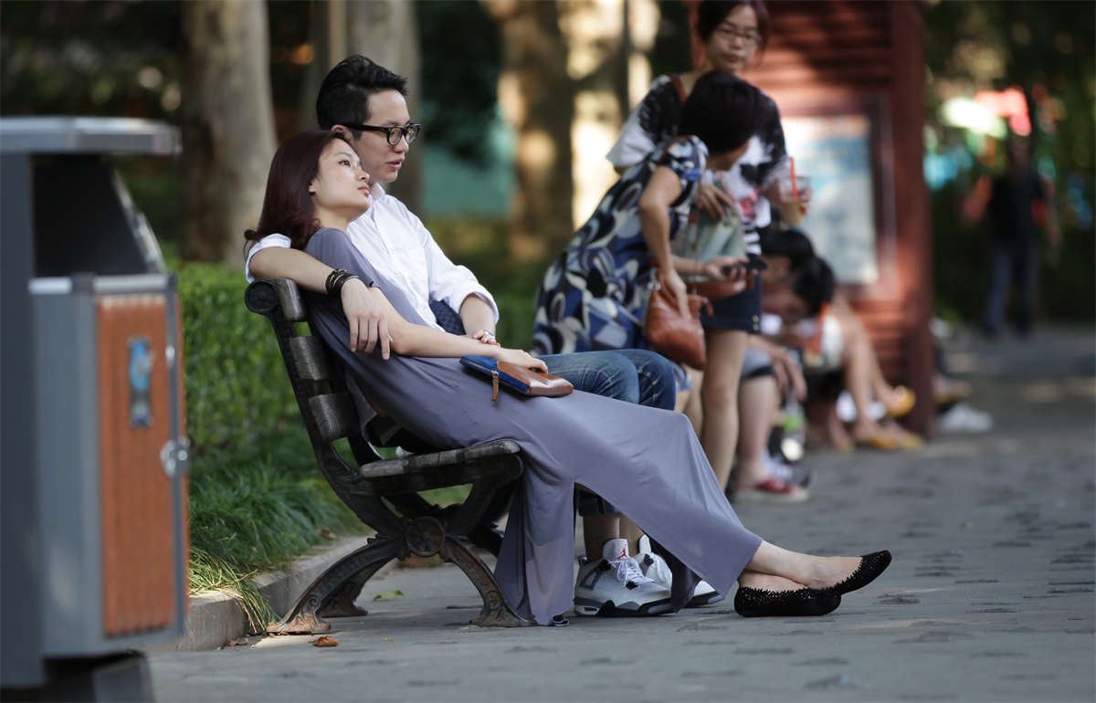 No402 看到有人走近，就把脚放了下来