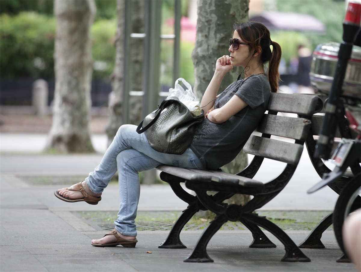 No361 黑超美女长椅小憩