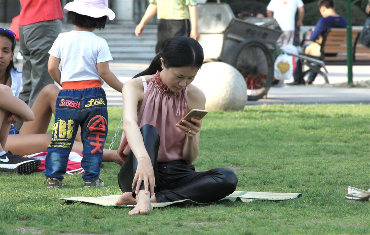 No1254 纤细型清纯美少妇两次出镜，露脚也不输气质 第1套