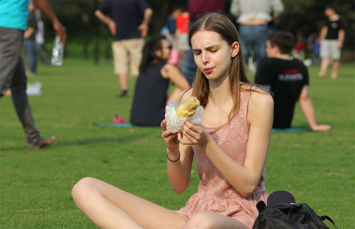 No1261 东欧范金发美少女盘腿啃玉米的样子都能迷倒你
