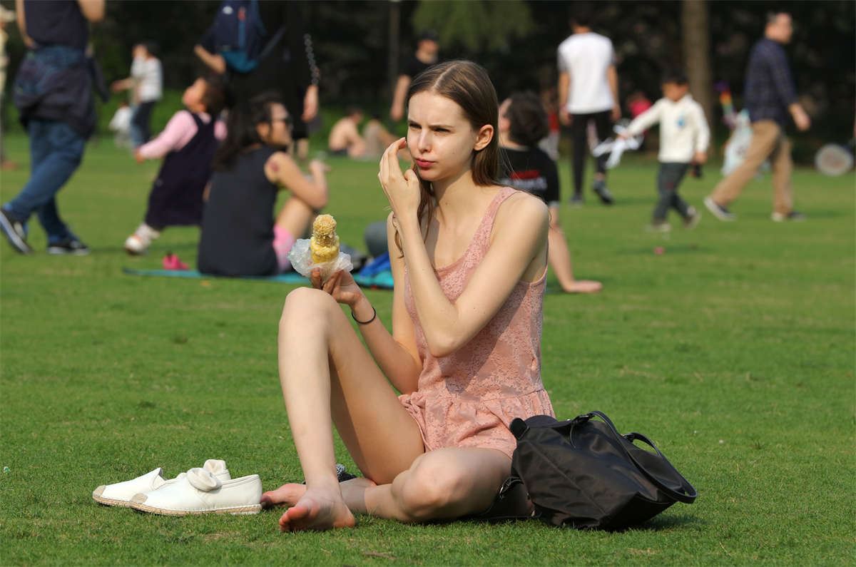 No1261 东欧范金发美少女盘腿啃玉米的样子都能迷倒你