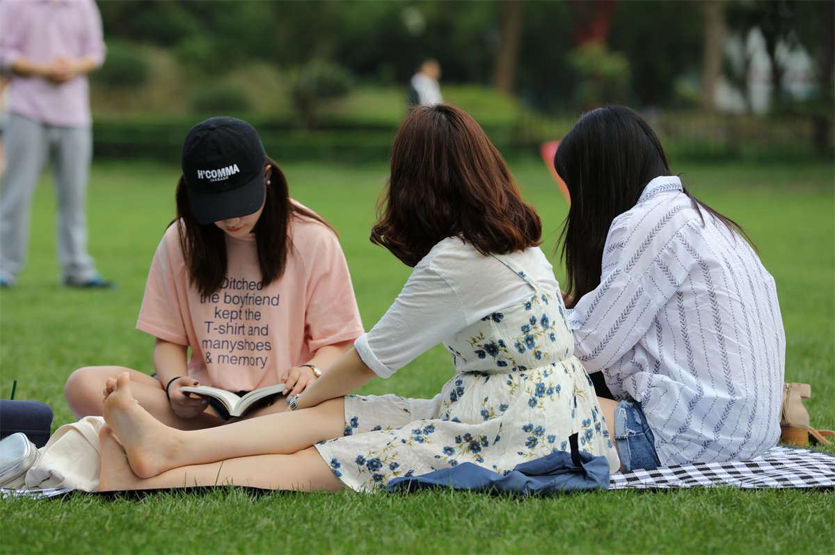 No1311 裸足主打，棉袜点缀，三个女生玩出种种俏皮美姿让人目不睱接 第3套