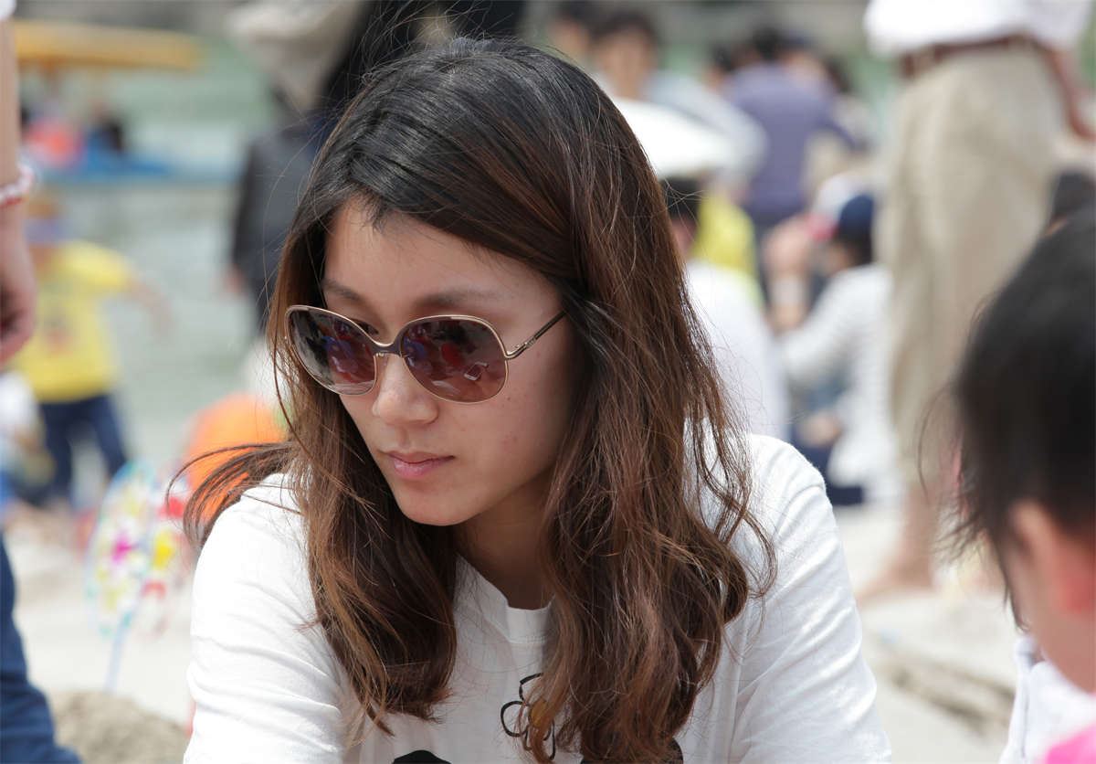 No275 细沙抚足，难掩美女美足本色