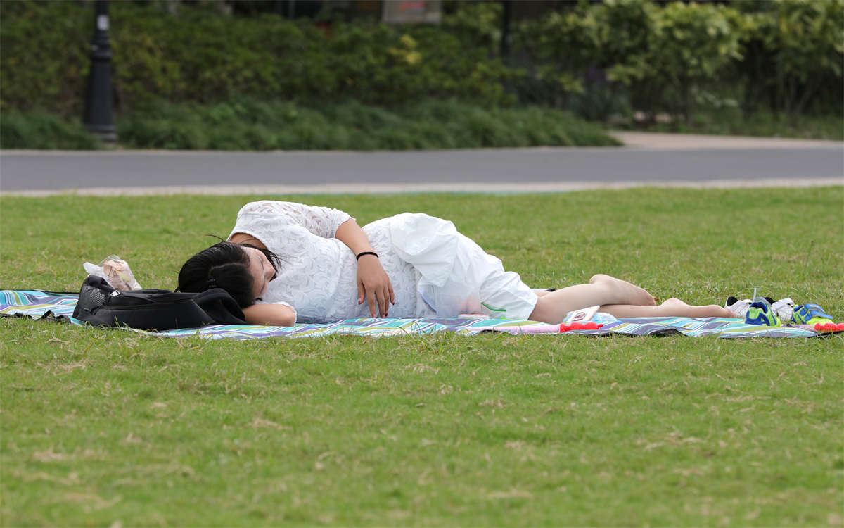 No1346 气质非凡的美妇在白裙长丝的衬托下宛如少女般清新