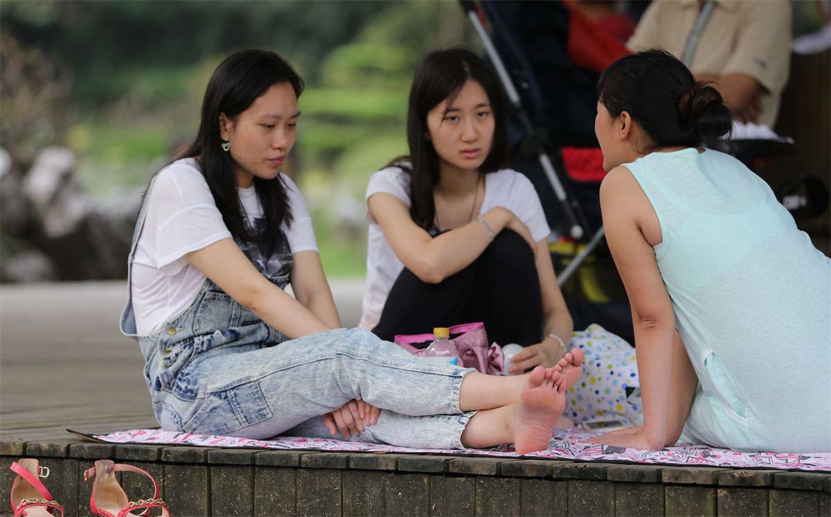 No1349 漂亮女孩丝足动作再含蓄，也让一旁奔放的裸足沦为背景