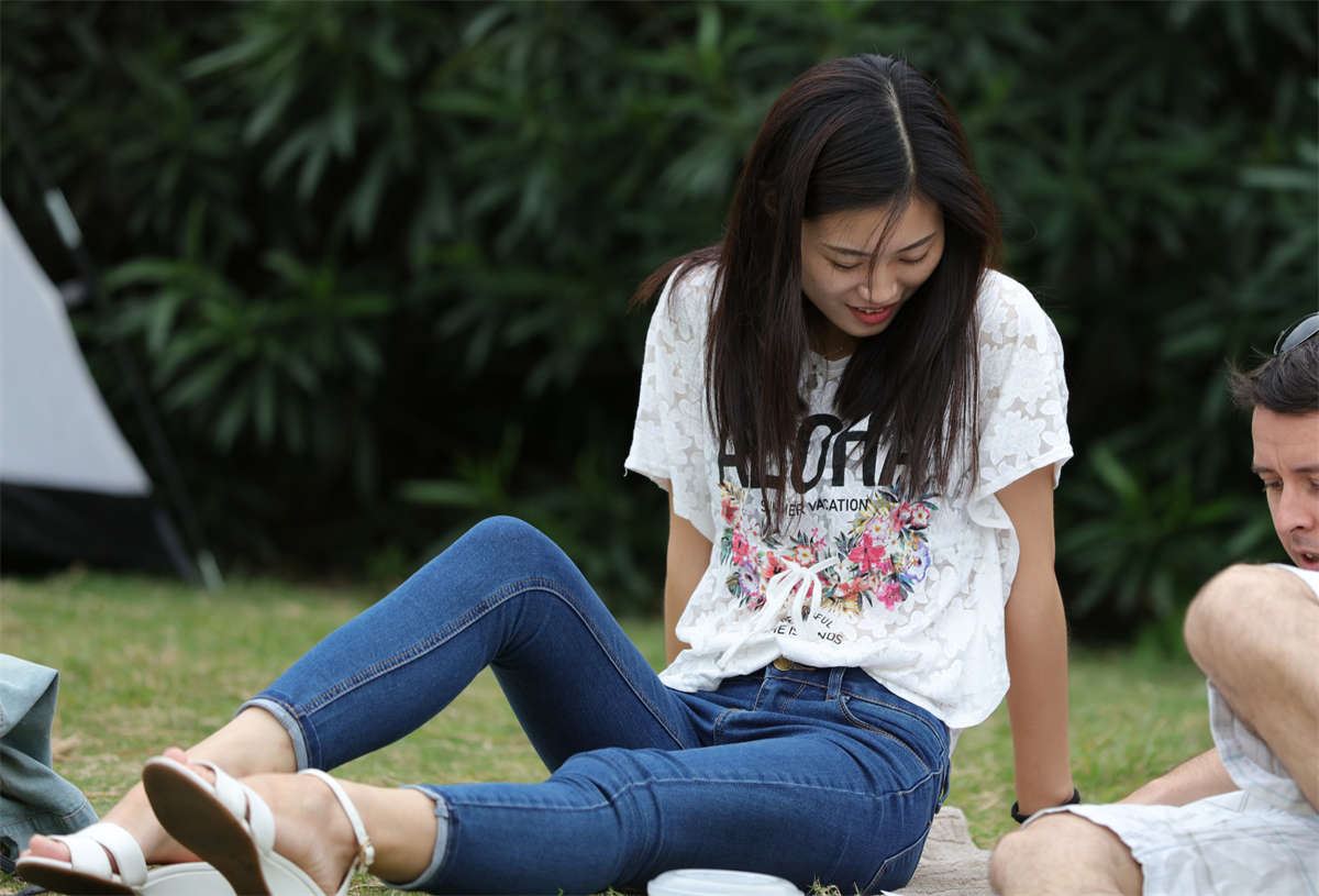 No1329 高冷型漂亮女生不肯脱鞋，但不妨碍对她美足的欣赏