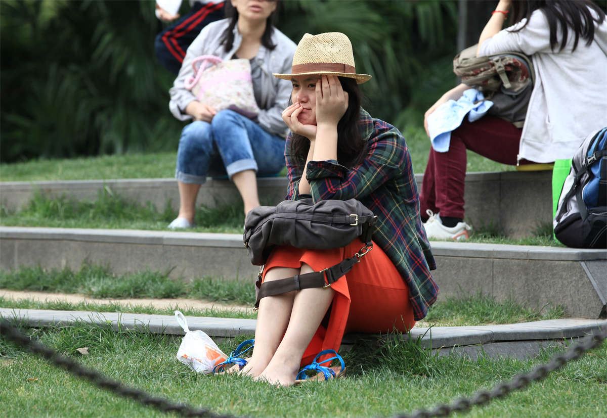 No1331 高挑红裙女孩光脚走在草地上的样子吸引了我