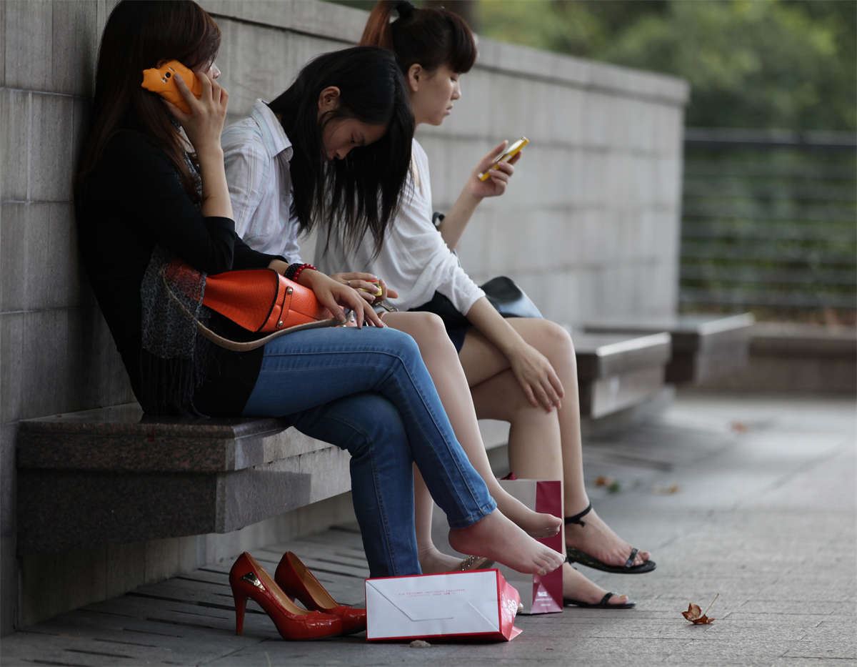 No1377 同座三个女孩，二丝一裸，皆有看点