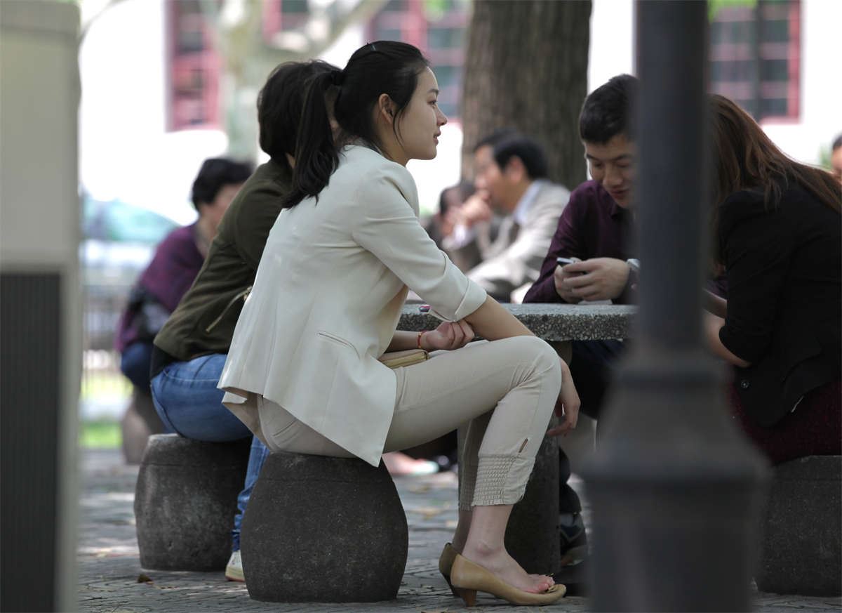 No1378 喜欢脱鞋的年轻OL，双脚午休时间到