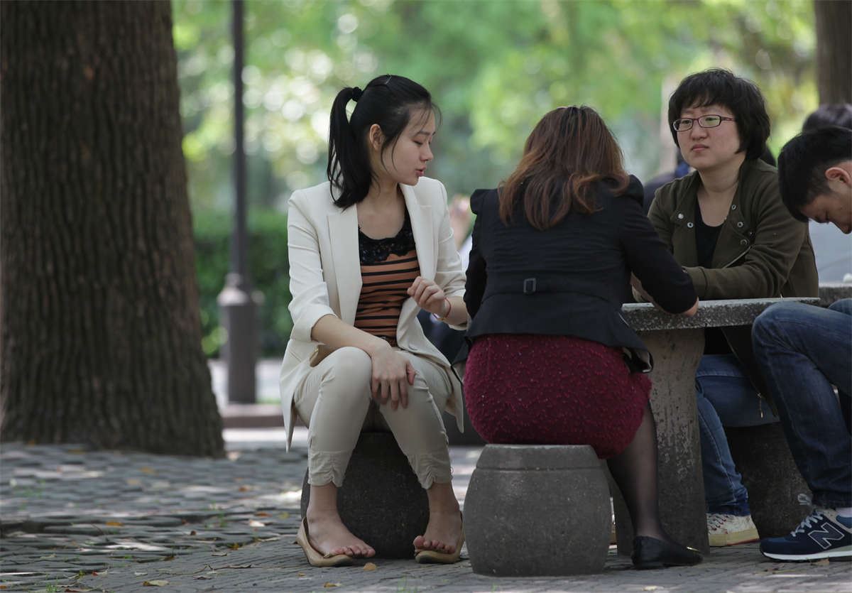 No1378 喜欢脱鞋的年轻OL，双脚午休时间到