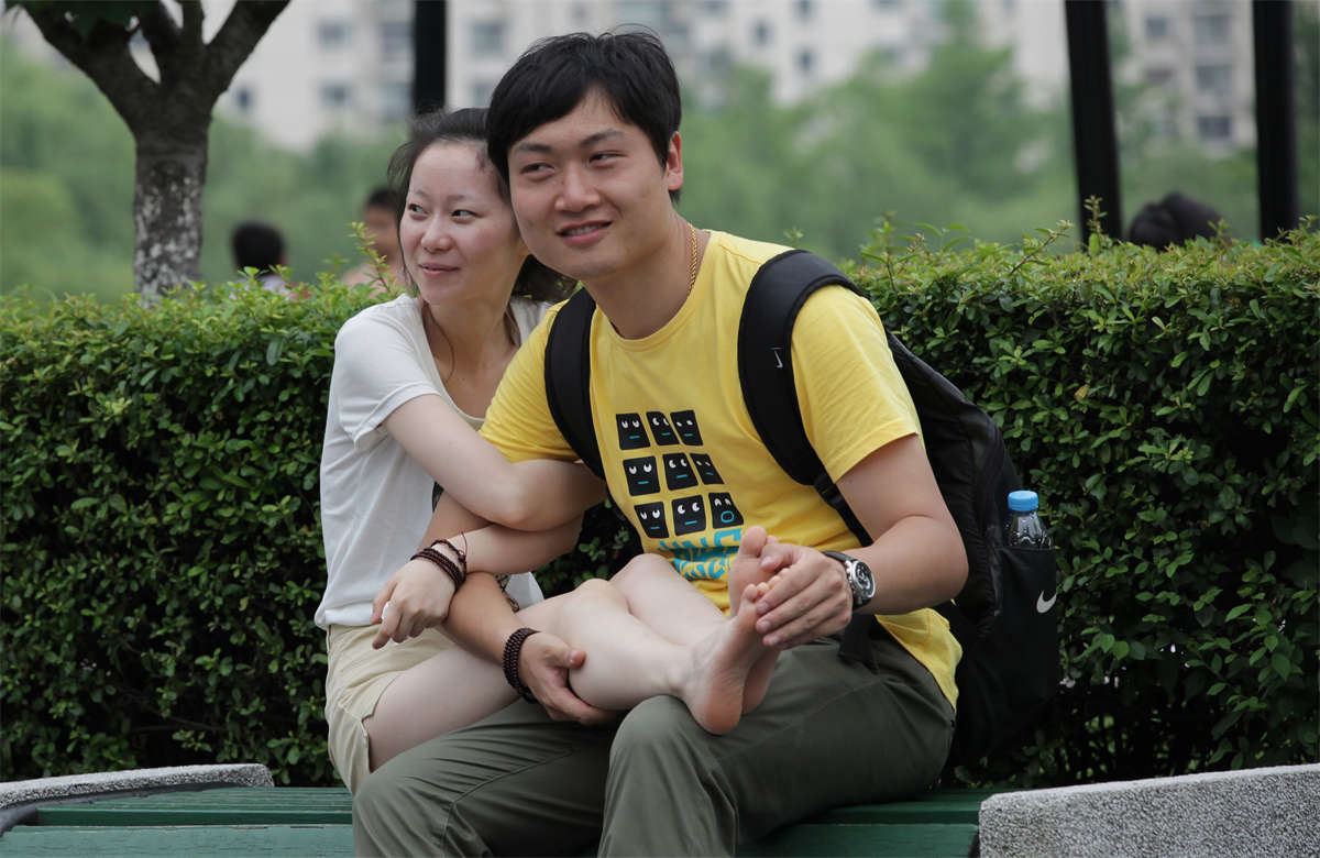 No1388 一脸幸福，是因为小脚都被男人细心把玩