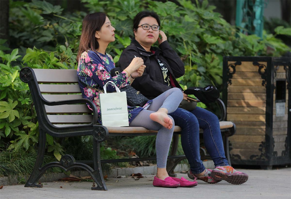 No230 傲娇少妇翘腿上坐气场十足，白里透红的性感足底请君笑纳